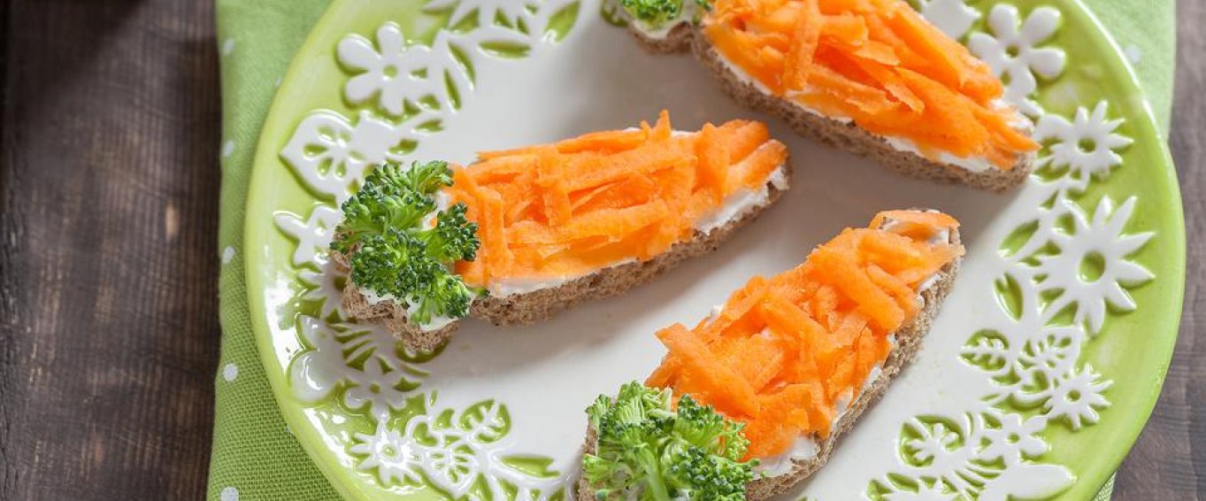 Mini Carrot Shaped Pizzas with Carrot and Broccoli