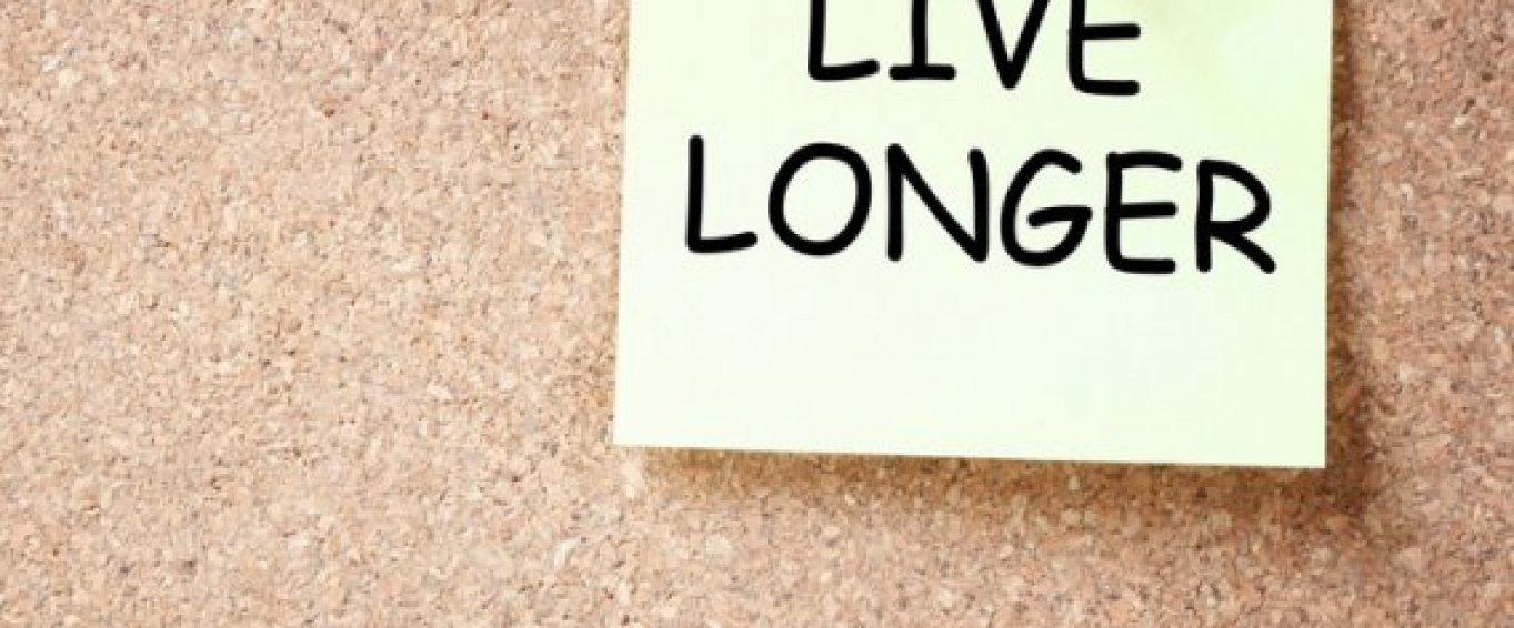 Post it note with 'live longer' written on