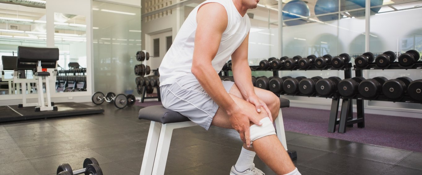 Man in pain with a knee injury Man in pain with a knee injury LPOS