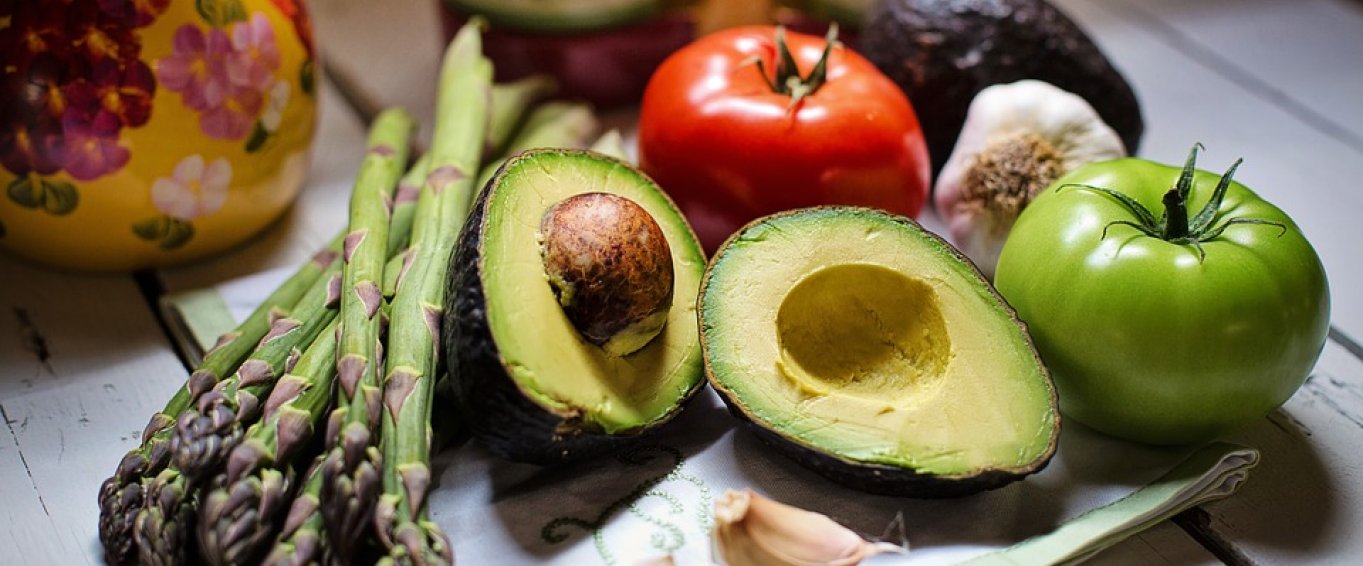 Asparagus, Avocados, Tomatoes & Garlic Cloves Asparagus, Avocados, Tomatoes & Garlic Cloves