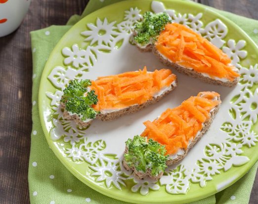 Mini Carrot Shaped Pizzas with Carrot and Broccoli